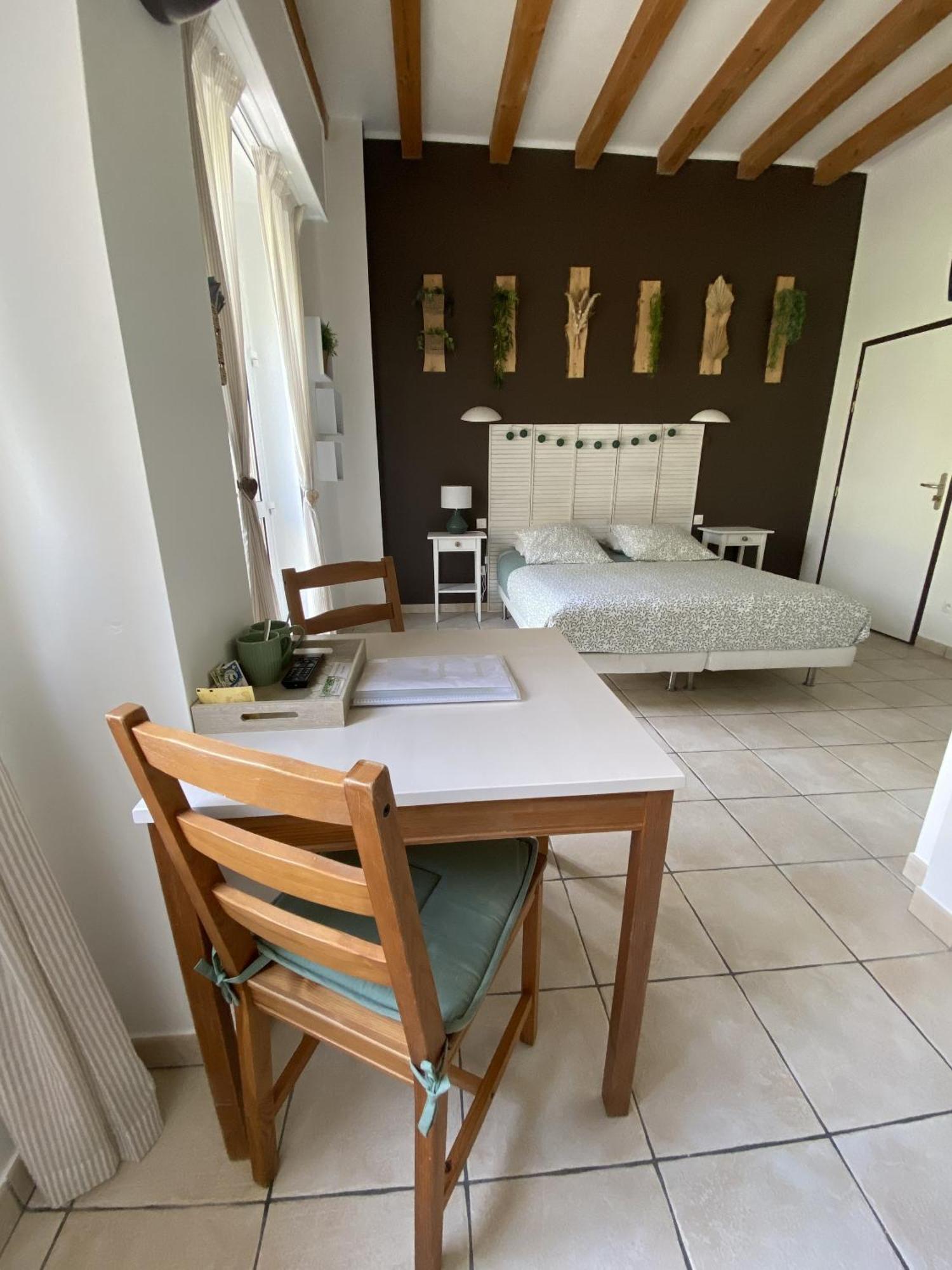 Chambres D'Hotes Aux Ecuries Du Chateau Contremoulins Zimmer foto