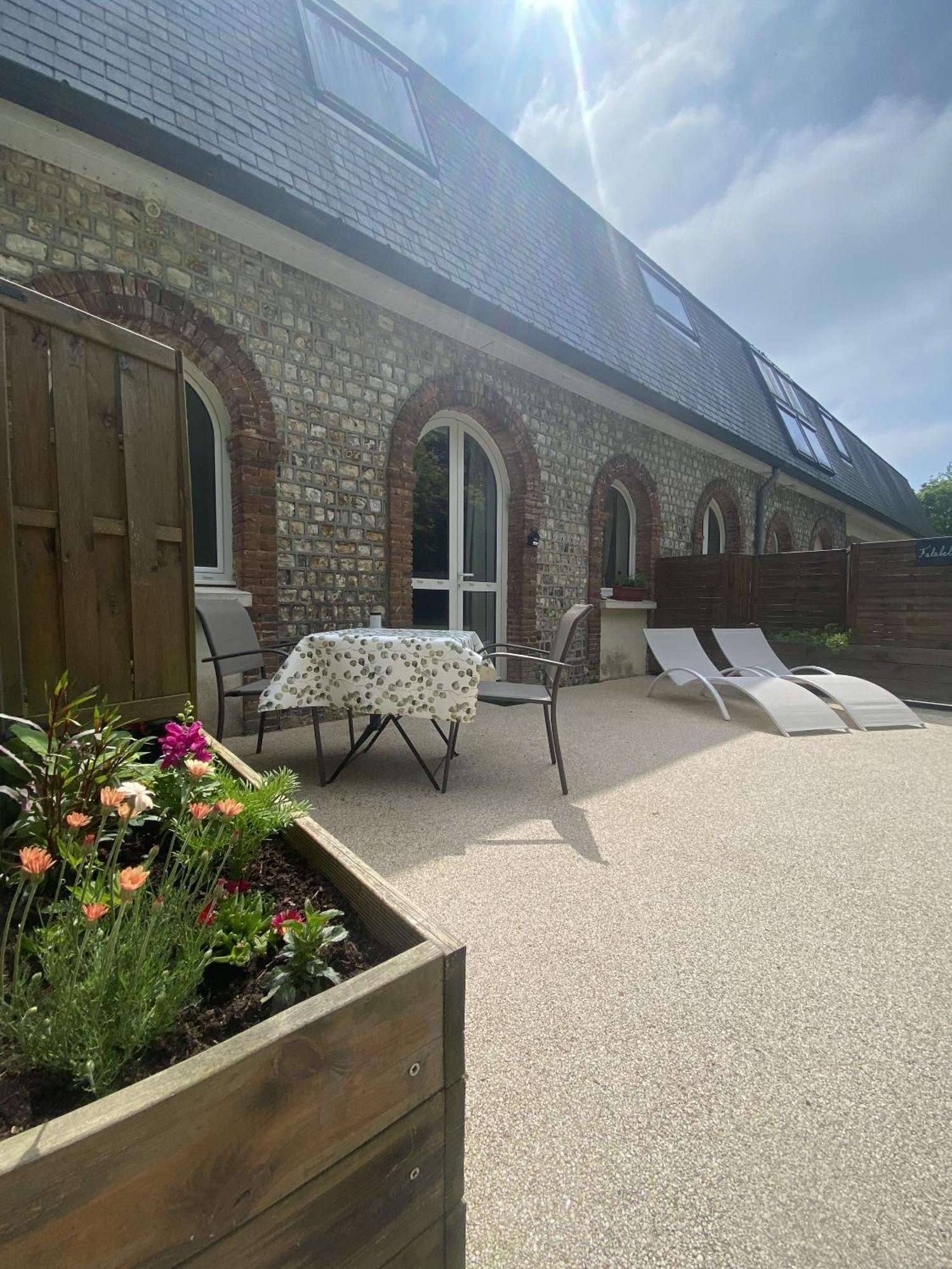Chambres D'Hotes Aux Ecuries Du Chateau Contremoulins Exterior foto